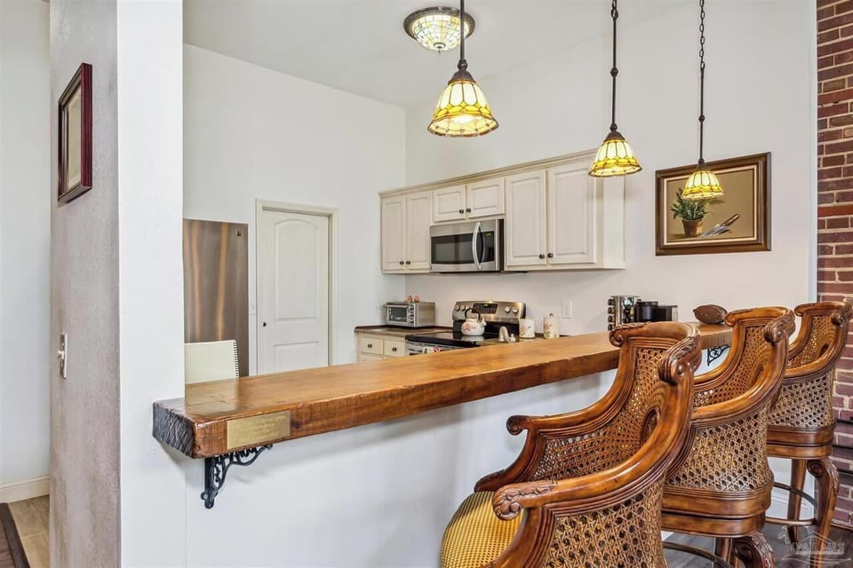Kitchen with mahogany bar from 1900