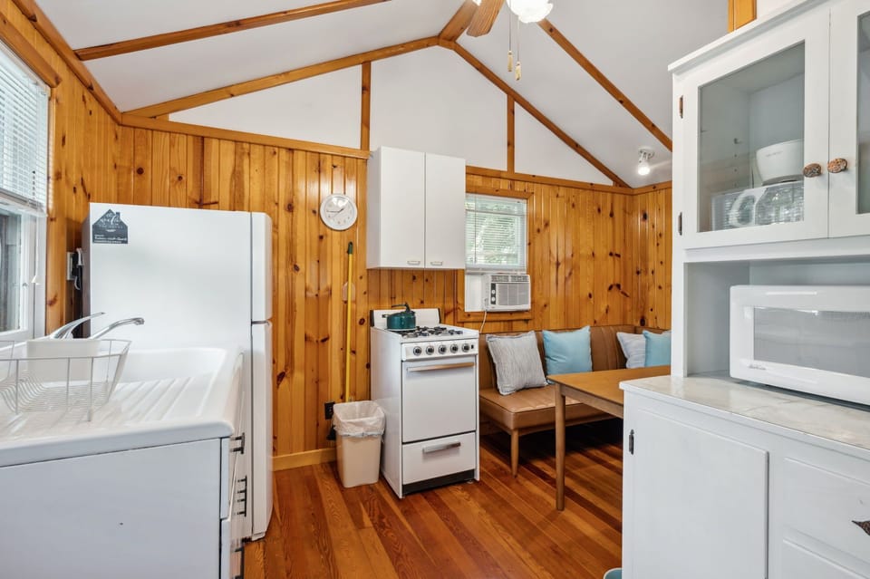 Classic Cottage, 2 Bedrooms, Pets Allowed | Private kitchen | Fridge, microwave, oven, stovetop