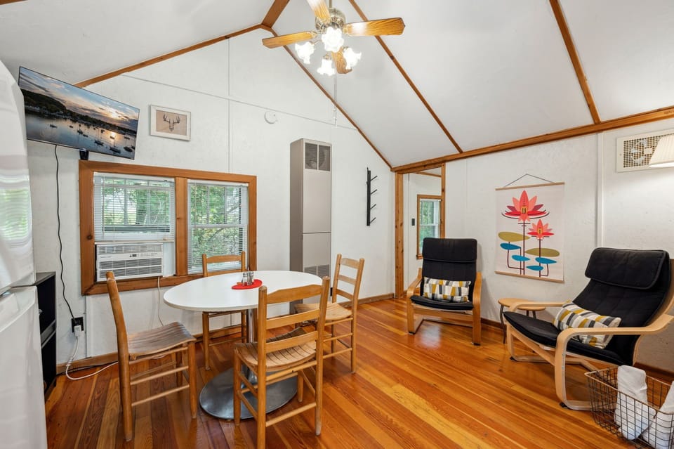 Standard Cottage, 2 Bedrooms, Pets Allowed | Dining