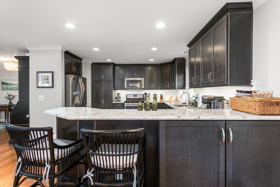 Breakfast bar with seating for 2