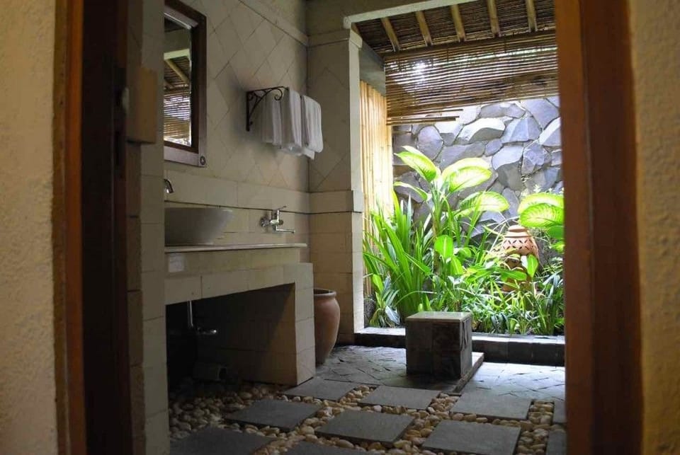 Waluran Suite Lake | Bathroom | Free toiletries, slippers, towels