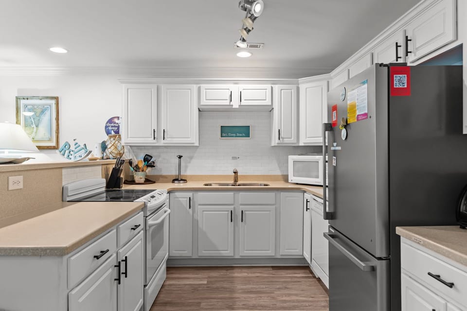 Fully Equipped Kitchen w/ Appliances, Cooking Utensils, Oven, Microwave, Stove, Sink, and Much More