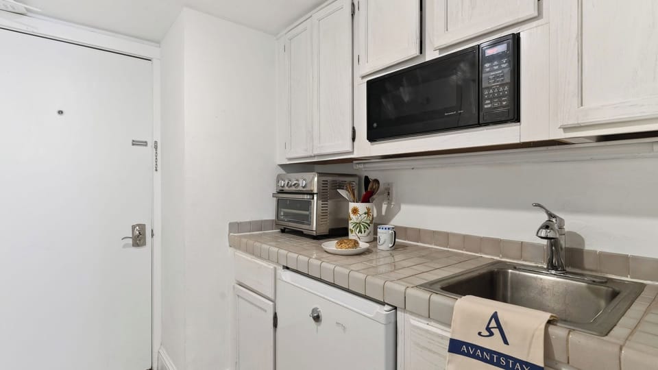 Apartment (1 Bedroom) | Private kitchen | Cookware/dishes/utensils