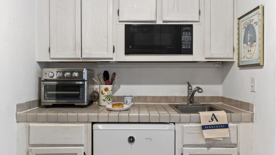 Apartment (1 Bedroom) | Private kitchen | Cookware/dishes/utensils