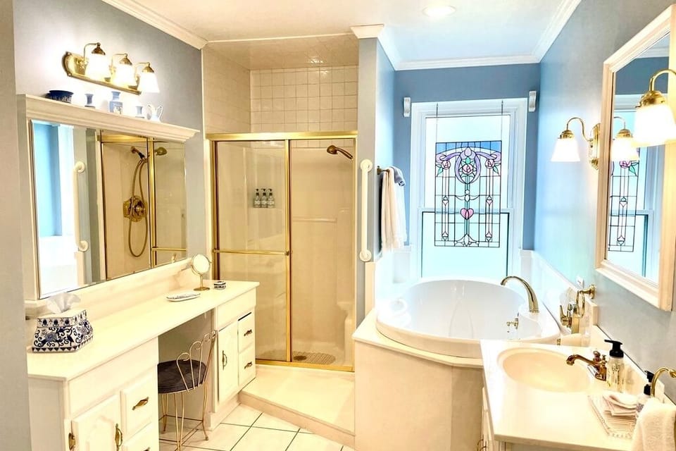 Combined shower/tub, jetted tub, free toiletries, hair dryer