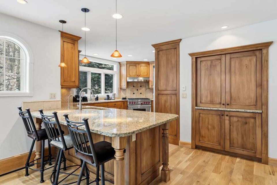 Full equipped kitchen with high end appliances