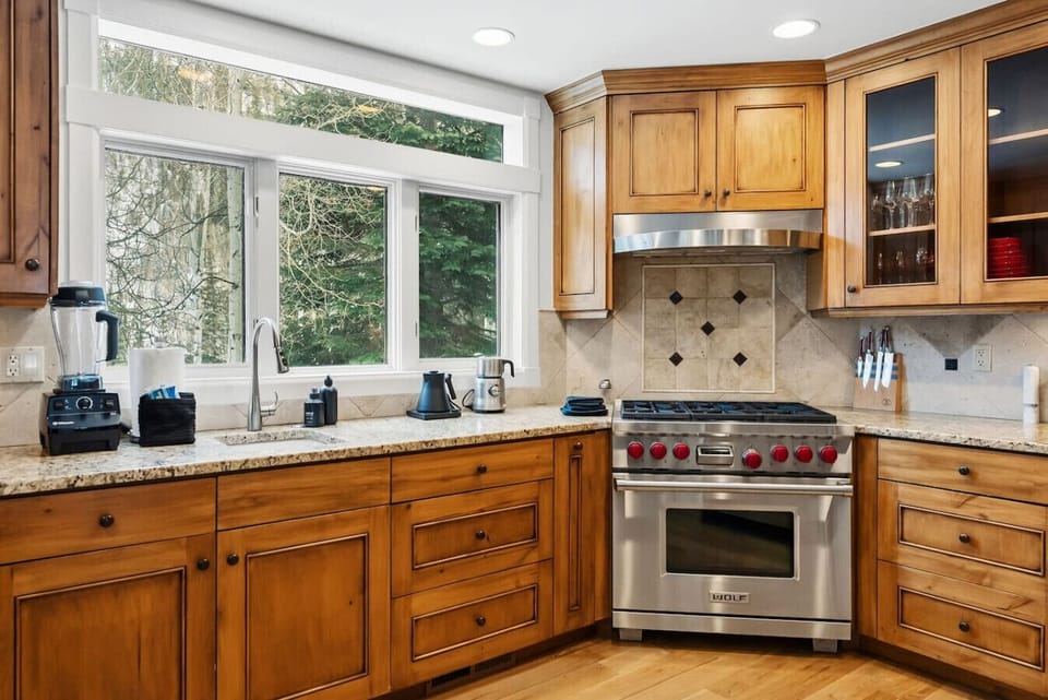 Full equipped kitchen with high end appliances