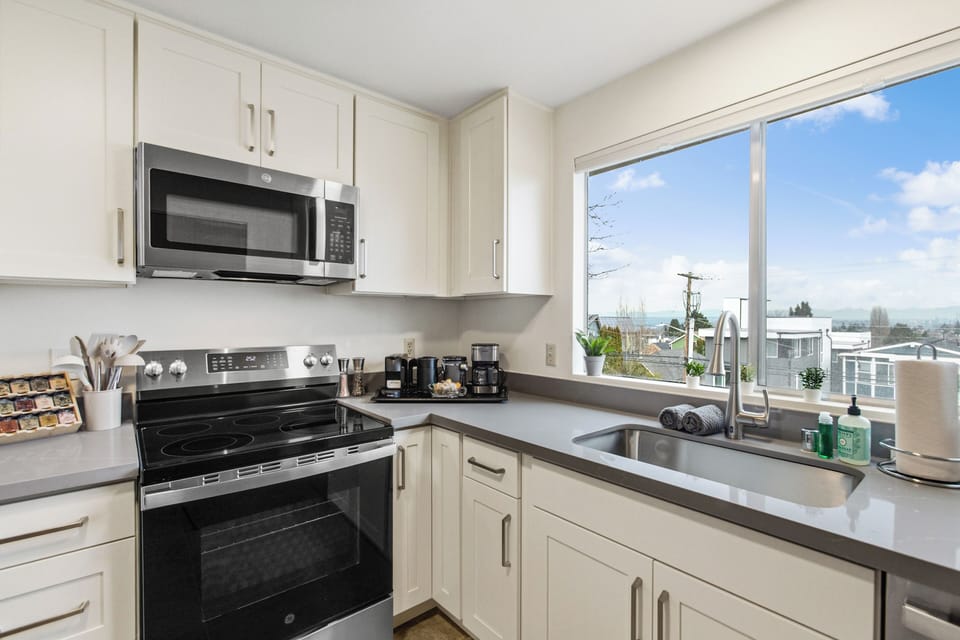 Comfort Double Room | Private kitchen | Fridge, microwave, oven, stovetop