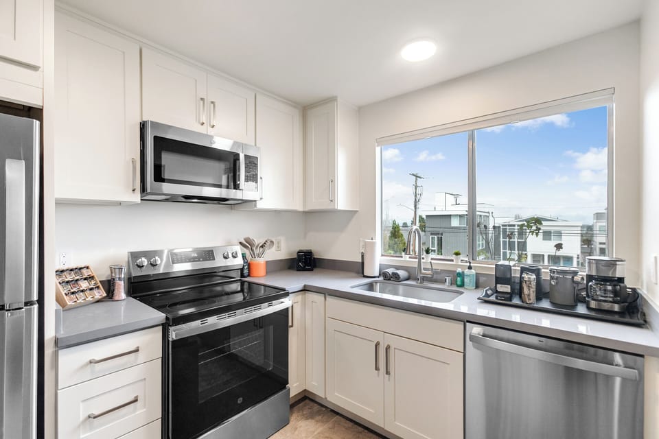 Comfort Double Room | Private kitchen | Fridge, microwave, oven, stovetop