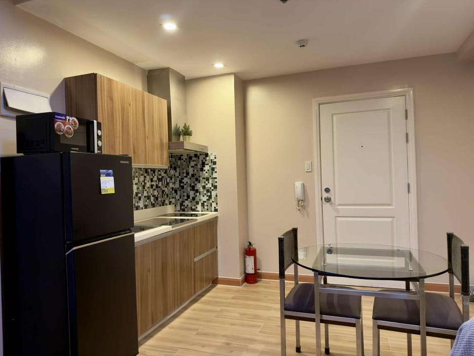 Design Loft, Balcony, City View | Private kitchen | Fridge, microwave, stovetop, dishwasher