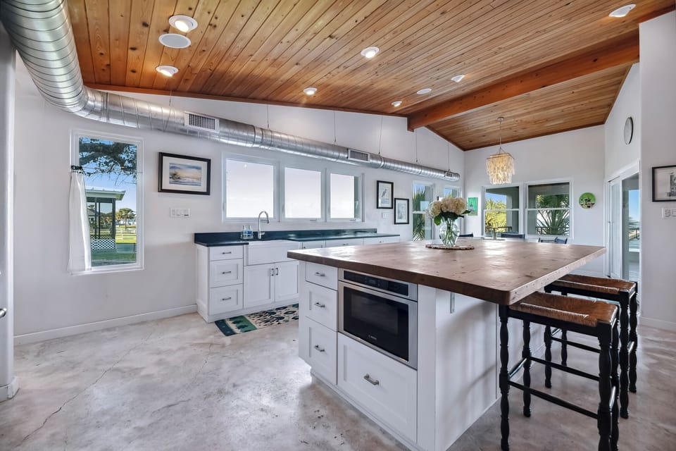 A spacious island with built-in conveniences and seating—designed for everything from casual breakfasts to shared evenings.