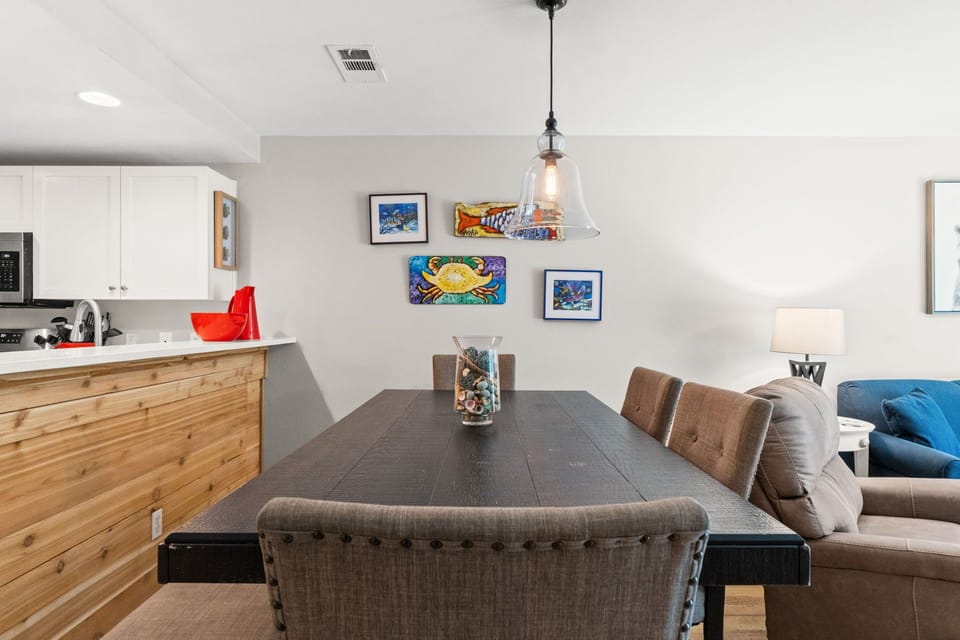 Dining Area - Seats 6