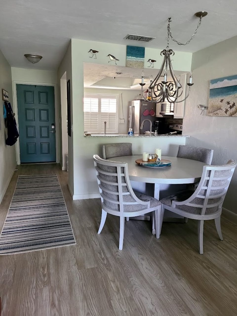 Dining area. Seating for 4.