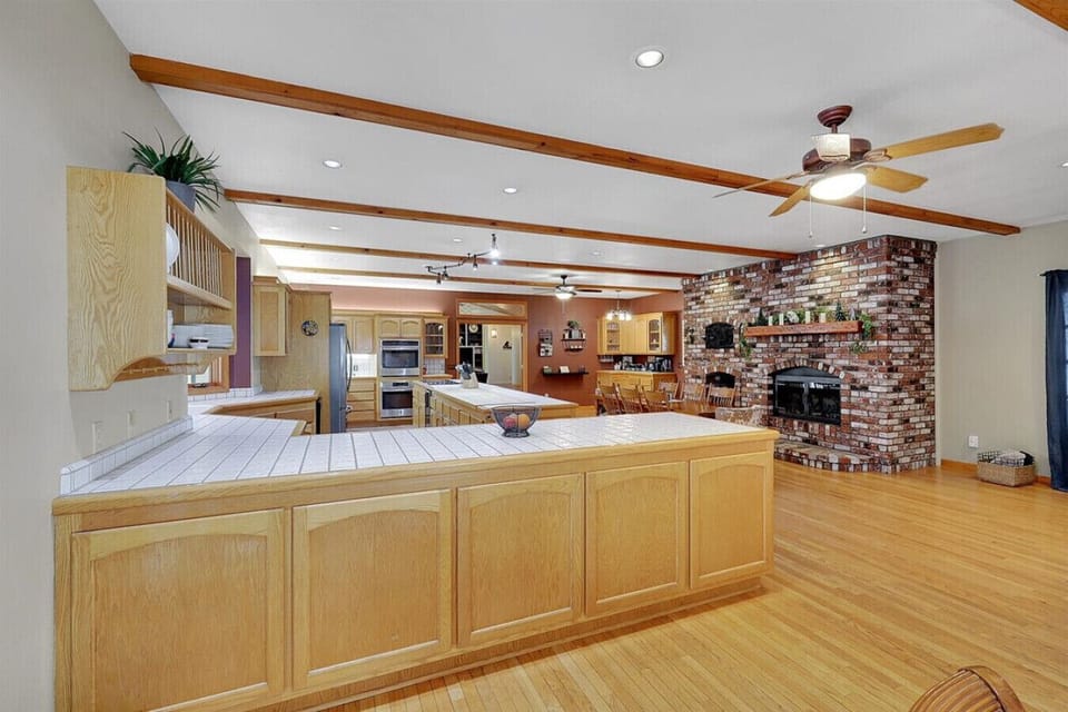 Large Gourmet Kitchen with Island