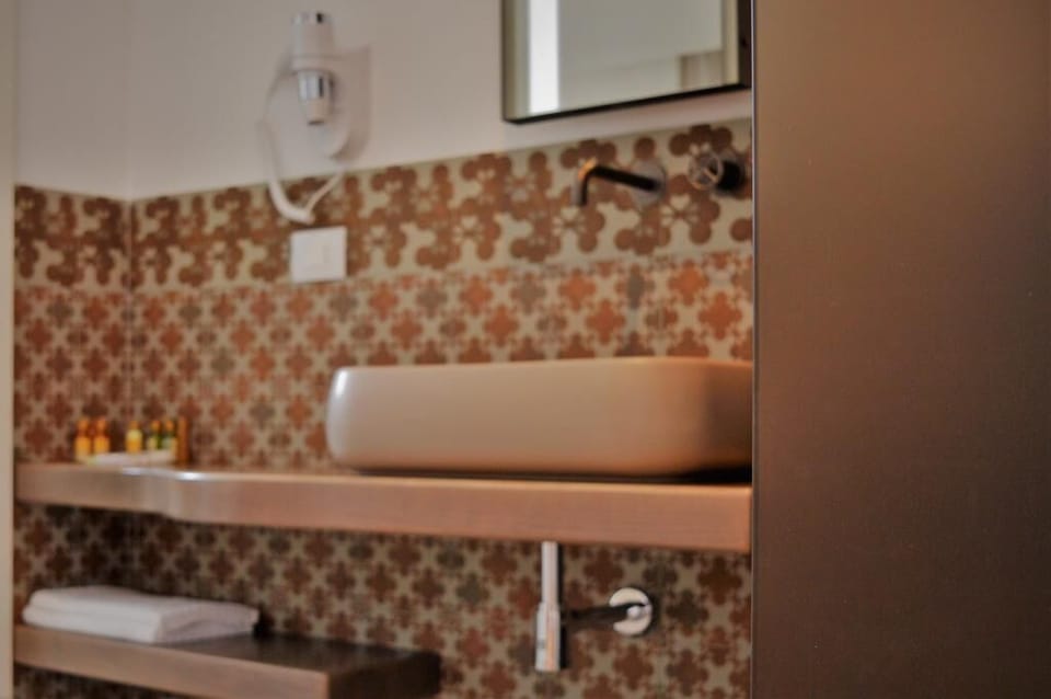 Junior Double Room, 1 Double Bed, Non Smoking, Garden Area | Bathroom | Shower, free toiletries, hair dryer, slippers