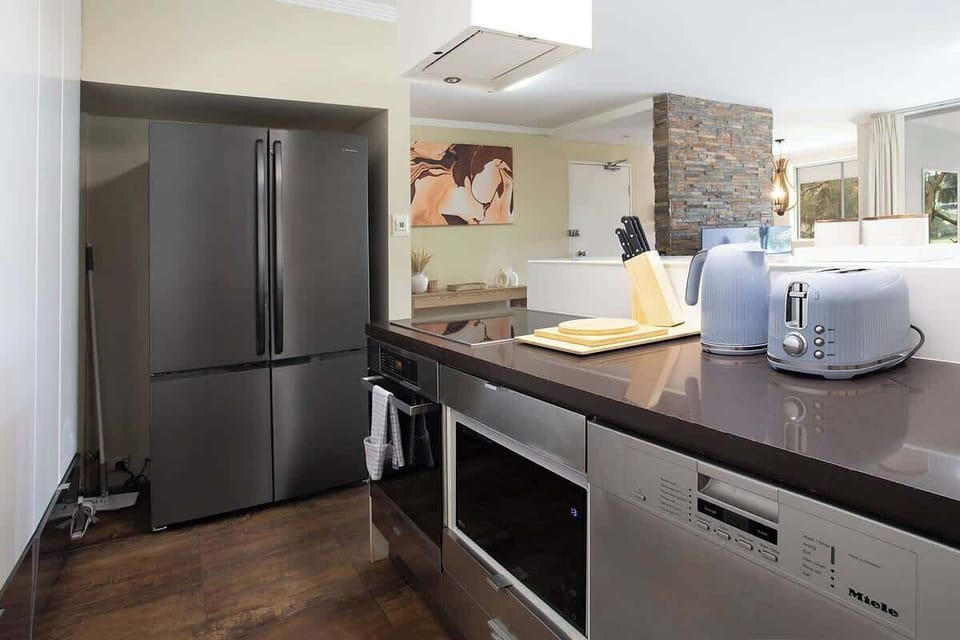 Kitchen: Sleek appliances and stylish decor for culinary adventures await!