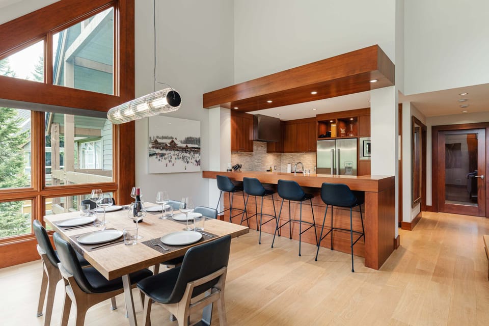 Dining/Kitchen - Seating for 6 at the dining table plus bar seating for 4