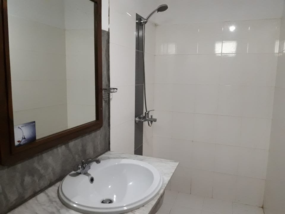 Free toiletries, hair dryer, bathrobes, towels