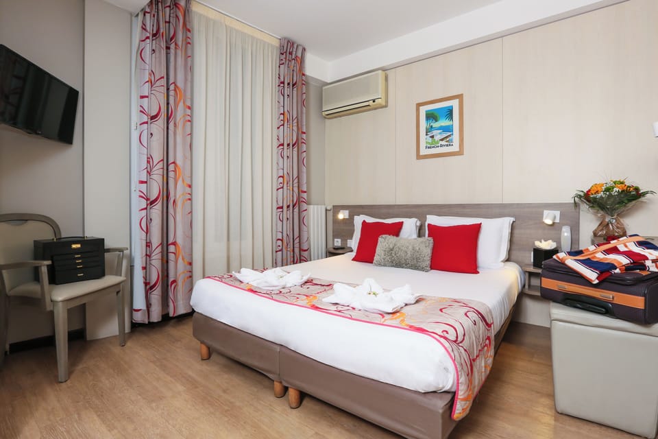 Chambre Double Supérieure | In-room safe, desk, free WiFi, bed sheets