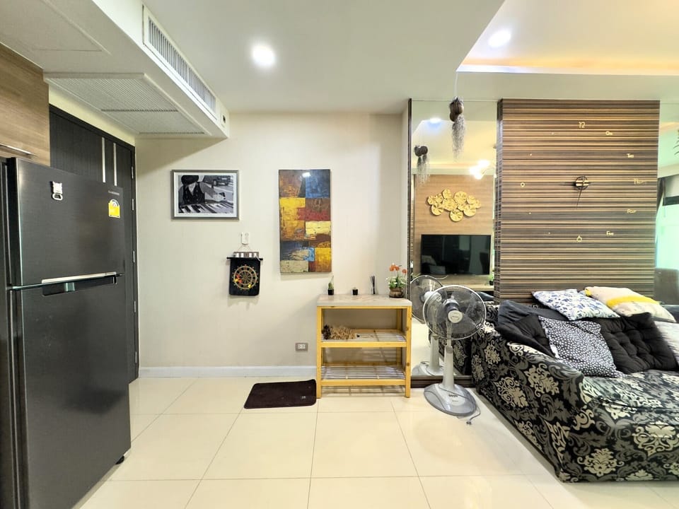 Apartment, 2 Bedrooms, Smoking, Balcony | Living room