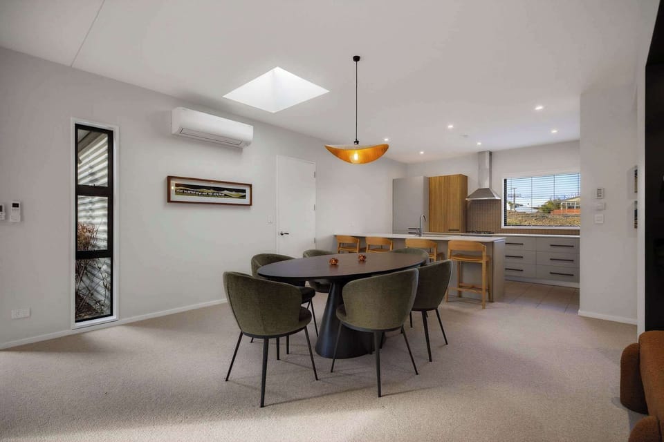 CedarStay Dining Area. Offering calm, privacy, and indulgence just moments from the town centre. 