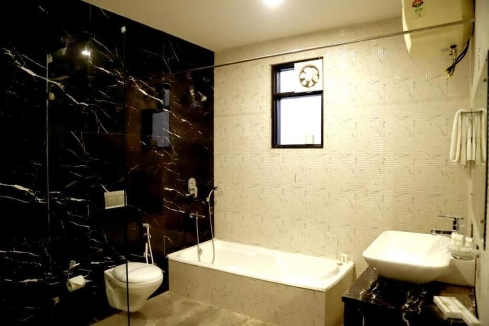 Superior Double Room, Garden View | Bathroom | Shower, free toiletries, bidet, towels
