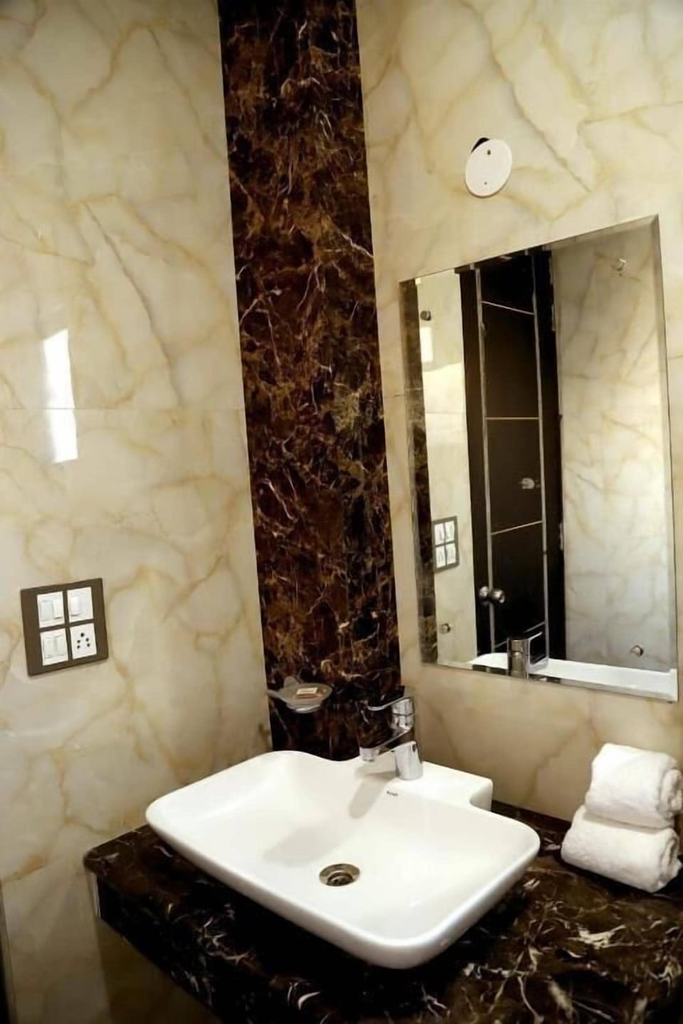 Deluxe Double Room, Garden View | Bathroom | Shower, free toiletries, bidet, towels