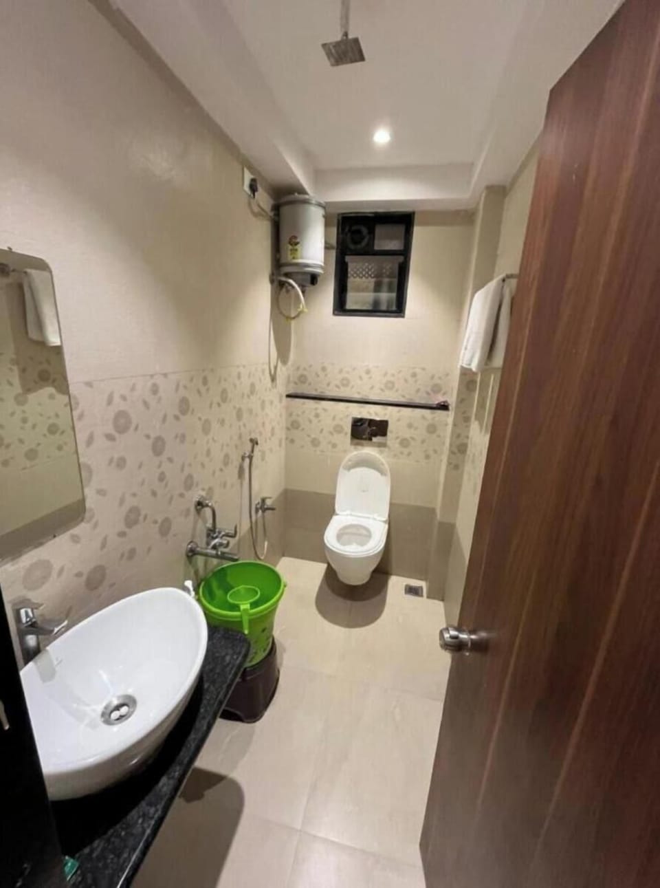 Family Quadruple Room | Bathroom | Shower, towels, soap, shampoo