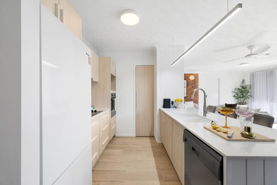 Fully equipped kitchen with breakfast bar and coffee machine