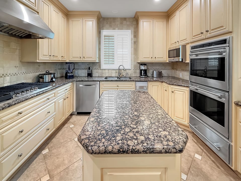 Kitchen - Appliances - Oven / Gas Cooktop / Dishwasher / Microwave 