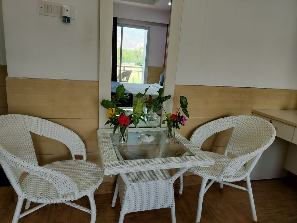 Luxury Double Room, Balcony, River View | Dining
