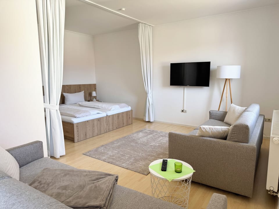 Family Room | Desk, laptop workspace, free WiFi