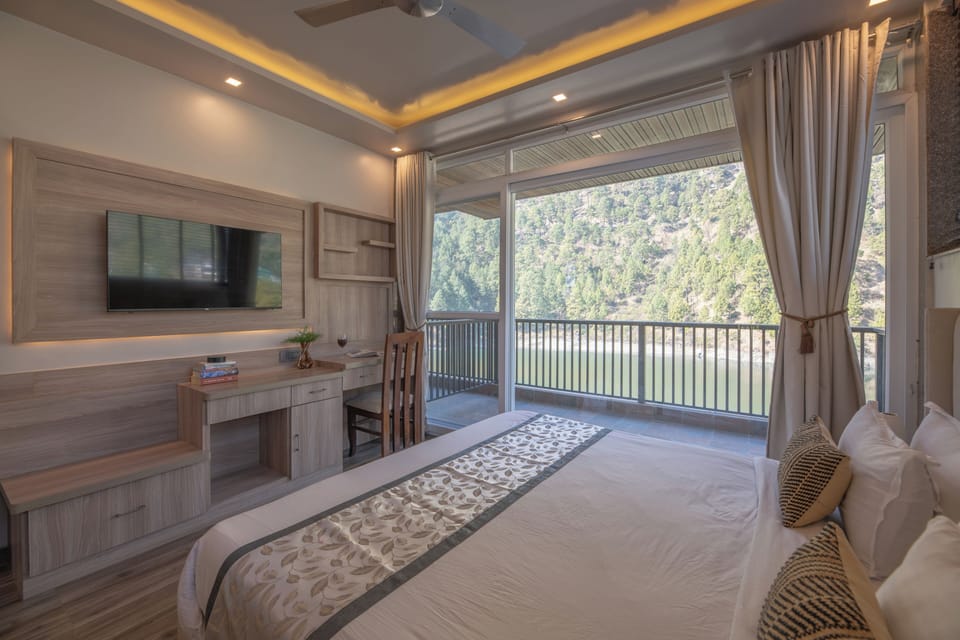 Deluxe Room, Lake View | Free WiFi