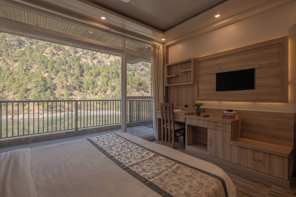 Deluxe Room, Lake View | Free WiFi