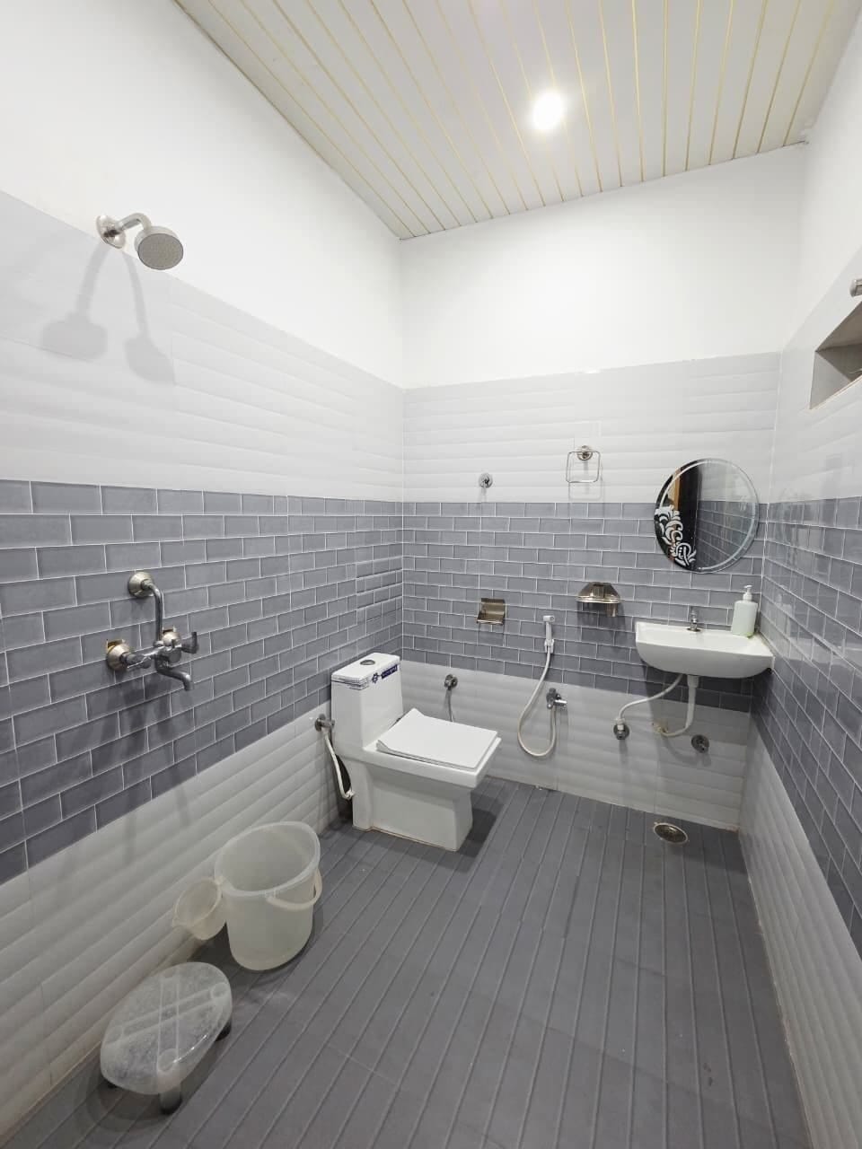 Deluxe Room | Bathroom | Shower, free toiletries, towels, soap