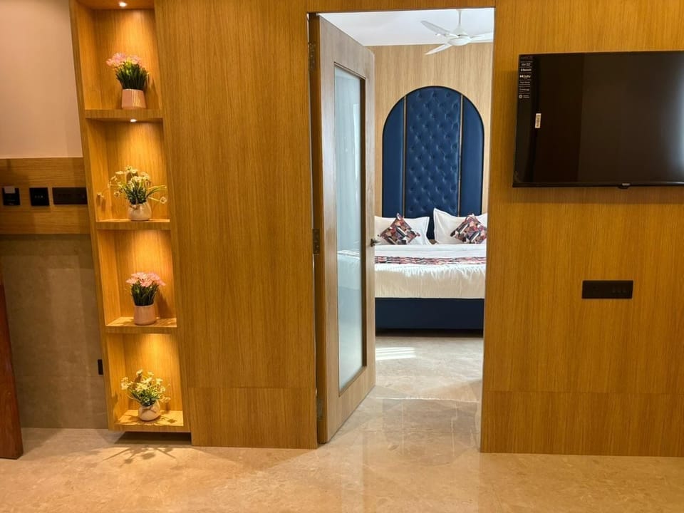 Luxury Suite | Desk, laptop workspace, iron/ironing board, free WiFi