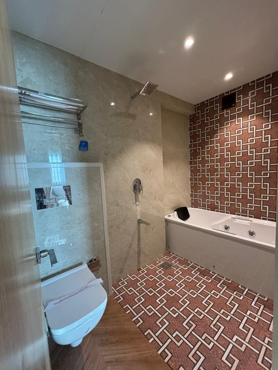 Luxury Suite | Bathroom | Slippers, towels, soap, shampoo