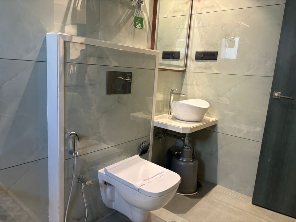 Deluxe Double or Twin Room | Bathroom | Slippers, towels, soap, shampoo
