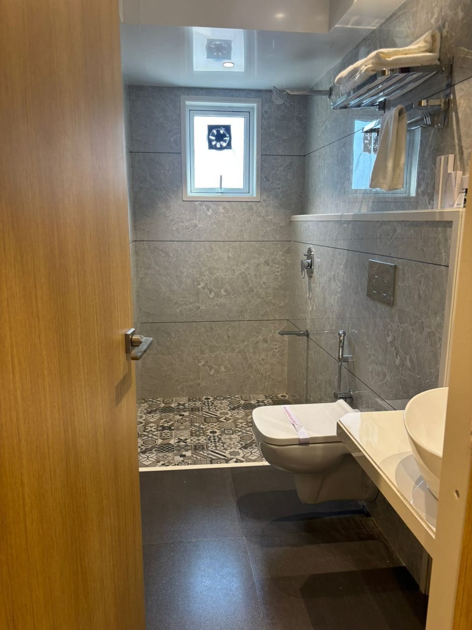 Standard Room | Bathroom | Slippers, towels, soap, shampoo