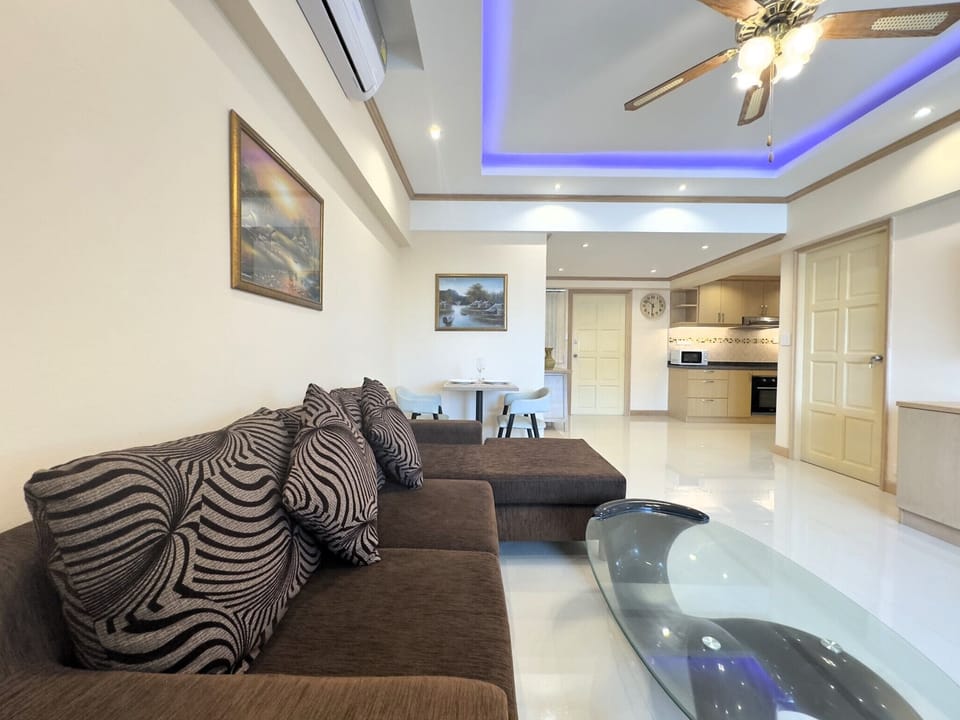 Apartment, 1 Bedroom, Smoking, City View | Living room