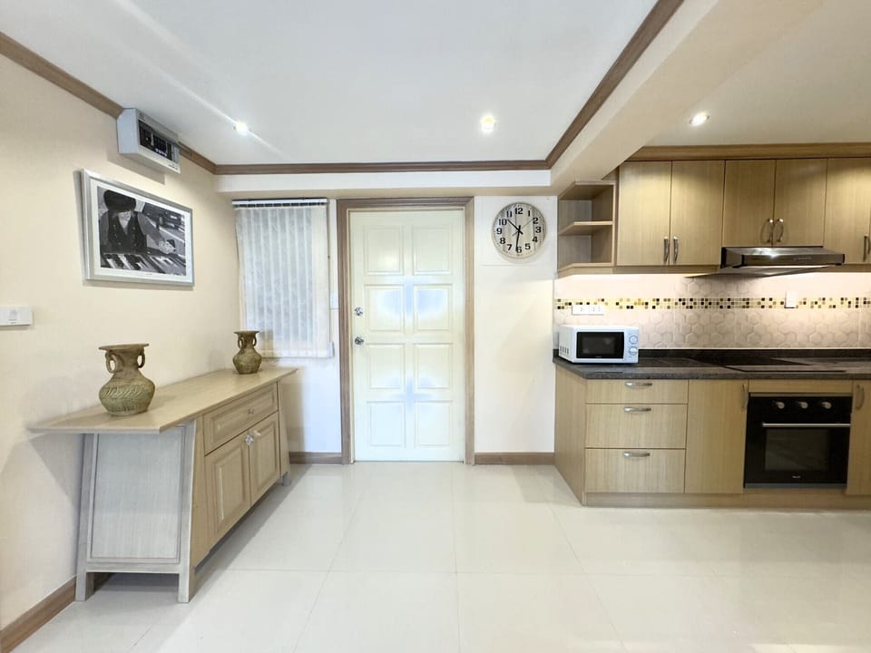 Apartment, 1 Bedroom, Smoking, City View | Interior