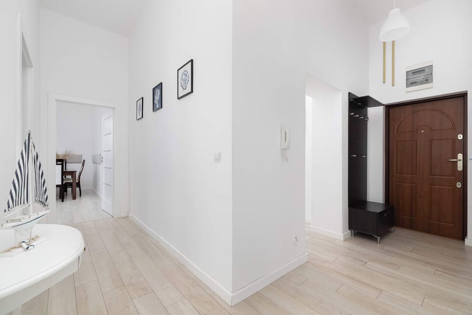 Apartment Entrance Hallway – Neat entrance hallway with storage space and clean design.