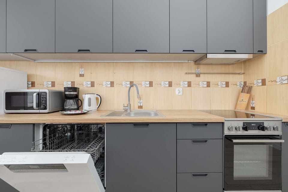 Modern Kitchen with Built-In Appliances – Stylish kitchen featuring built-in oven, stove, and sleek cabinets.