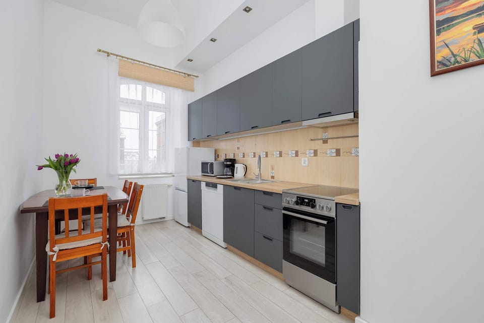 Kitchen and Dining Space with Natural Light – Bright kitchen-dining area ideal for everyday living.