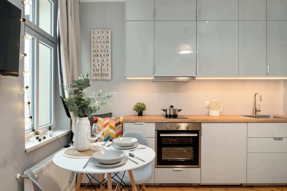 Fully equipped kitchen with dining table.