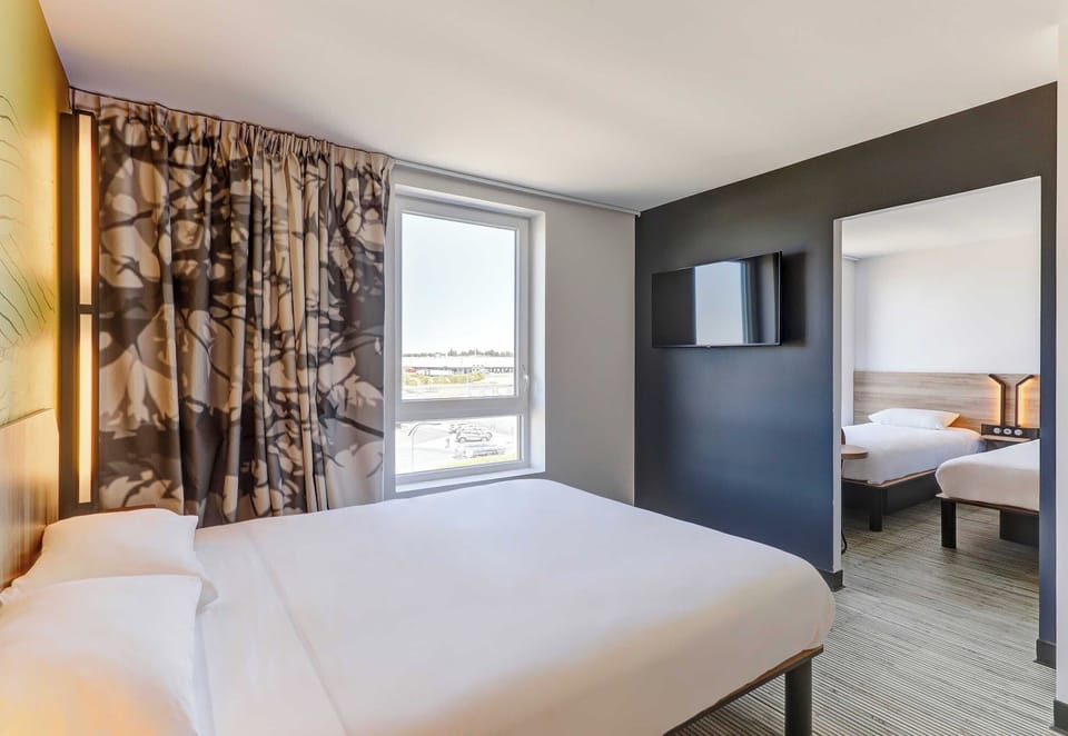 Quadruple Room, Non Smoking | Desk, soundproofing, free WiFi, bed sheets
