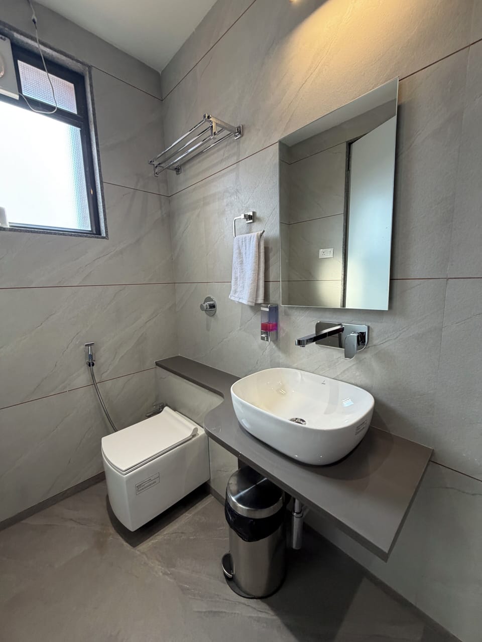 Suite Room | Bathroom | Shower, rainfall showerhead, towels