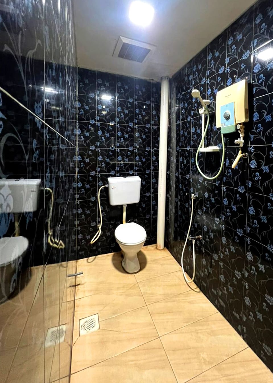 Family Quadruple Room | Bathroom | Shower, towels