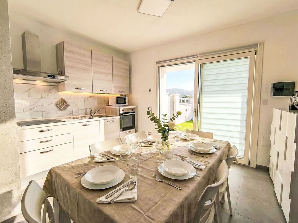 Furniture, Apartment, Home, Flooring, Chair, Kitchen & Dining Room Table, Shade, Houseplant, Wood Stain, Kitchen
