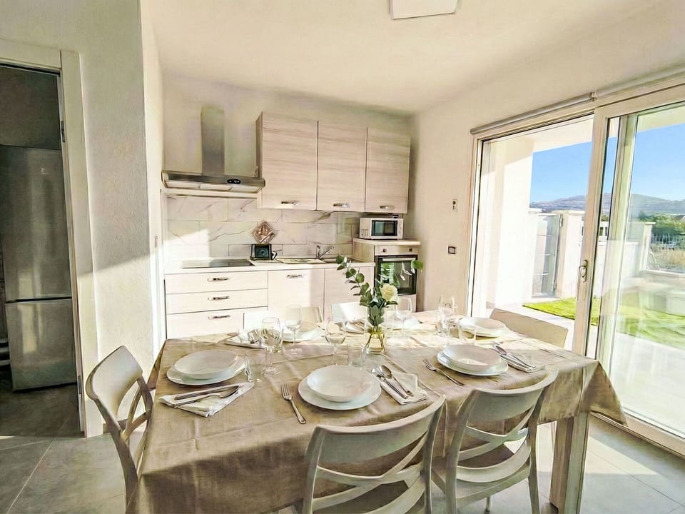 Furniture, Flooring, Chair, Interior Design, Table, Kitchen & Dining Room Table, Floor, Ceiling, Room, Home